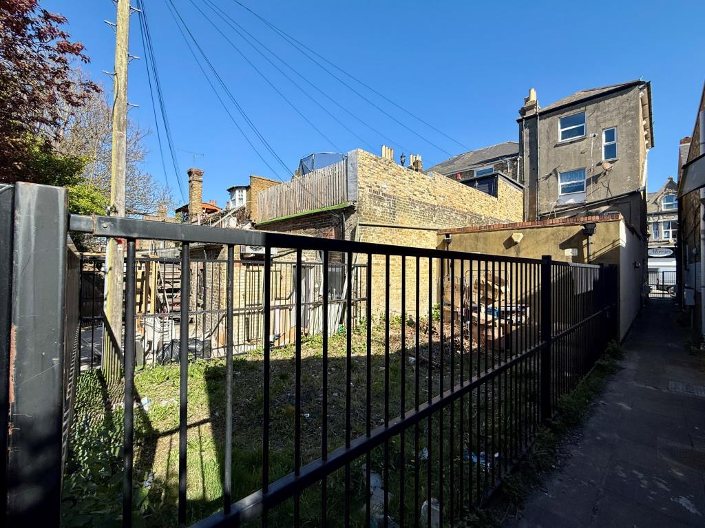 Lot: 18 - MIXED USE PROPERTY WITH PLANNING FOR ADDITIONAL MAISONETTE TO REAR - Rear of property showing plot